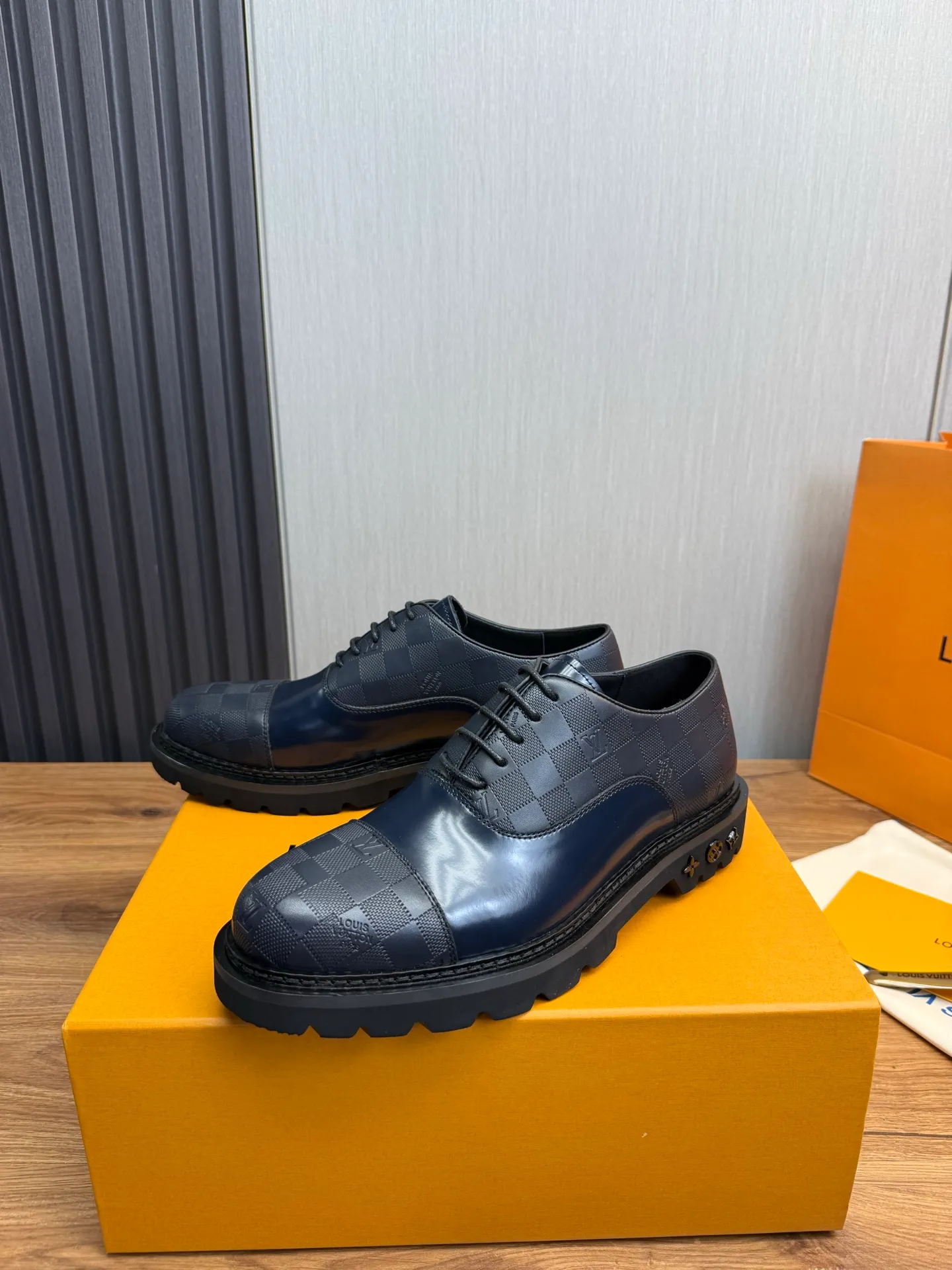 Men's shoes 💰900💰 LV. Men's casual lace-up leather shoes, the latest hot style 🔥 1:1 original purchase quality, top quality goods ⬆️The upper is imported open-edge beaded cowhide, cowhide, and cow suede. The hand-made three-dimensional stitching highlights the round toe design. The inner foot pads are all imported cowhide, with the original wear-resistant foam outsole, matching code 39-44, (38, 45 custom-made, non-refundable)